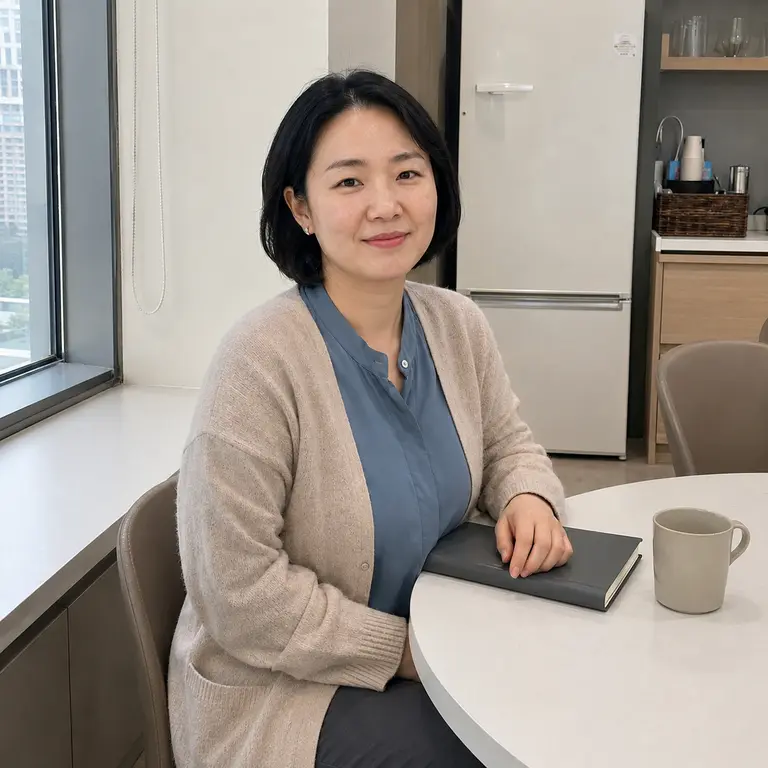 노트와 함께 사무실에 앉아 있는 정*희 설계사