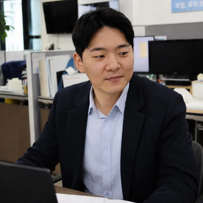 사무실에서 상담 자료를 확인하는 김*현 설계사
